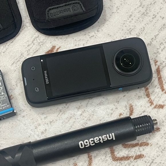 Insta360 Black Digital Camera Kit - Picture 2 of 5